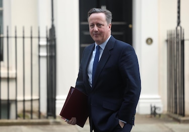 David Cameron no descarta más bombardeos contra hutíes si estos atacan barcos en el Mar Rojo