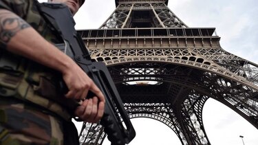 Hombre detenido con cuchillo en la Torre Eiffel quería atacar a militar