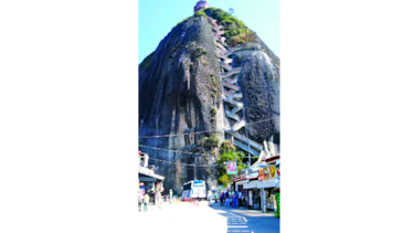 Paseo en la cima de la Piedra del Peñol