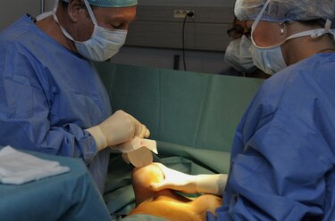 Francia estudia prohibir prótesis de senos por cáncer asociado