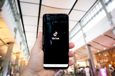 TikTok prohíbe el contenido que promueva teorías negacionistas sobre el cambio climático