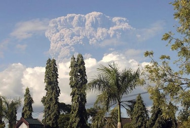 Erupción de volcán causa nube de cenizas; cancelan vuelos en Australia