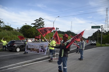 Trabajadores de la construcción reanudan protestas contra el contrato minero