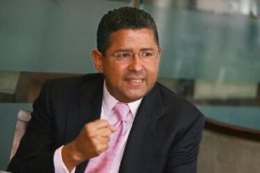 Congelan bienes a expresidente Flores