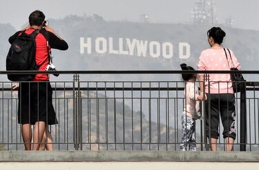 Warner Bros propone construir un teleférico hacia el cartel de Hollywood
