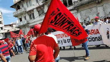 Obreros del Suntracs protestan frente a la Asamblea; control de multitudes llega al lugar