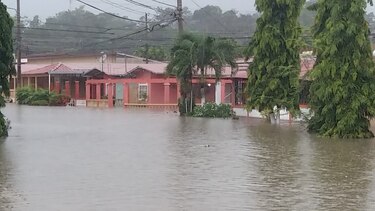 Lluvia deja vías anegadas en la ciudad; se inunda nuevamente el residencial  Plaza Valencia