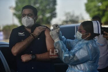 Se aplican 727 dosis de la vacuna AstraZeneca en el auto rápido del Rommel Fernández