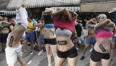 Greenpeace hace protesta por contaminación en fábrica de textiles