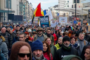 Miles de personas protestan en Bruselas contra las restricciones sanitarias