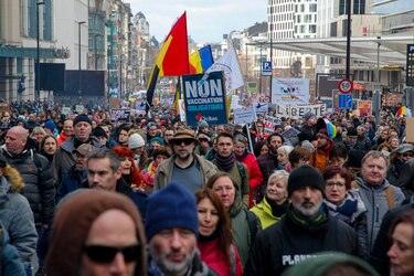 Miles de personas protestan en Bruselas contra las restricciones sanitarias