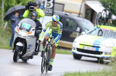 Contador se luce en la contrarreloj y recupera el liderato