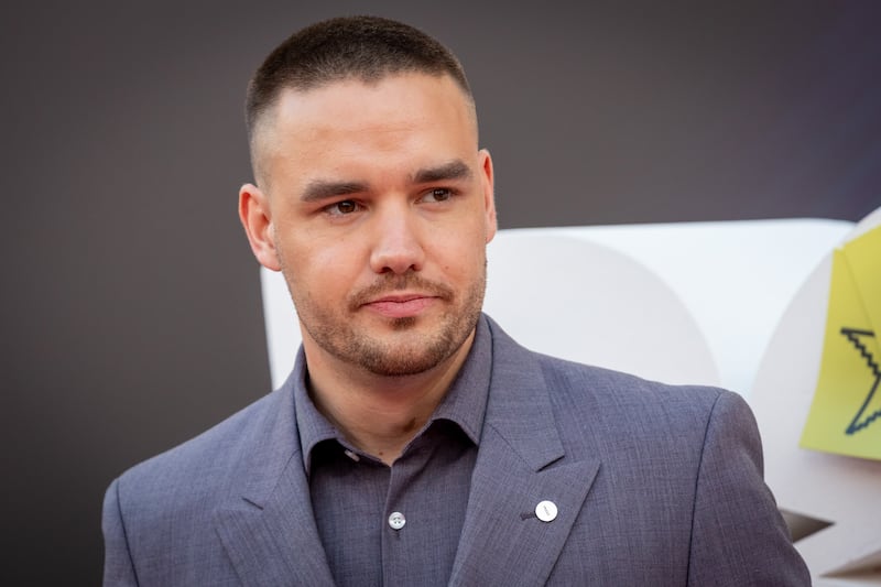 La vigilia de fanáticos tras la sorpresiva muerte de Liam Payne en Argentina