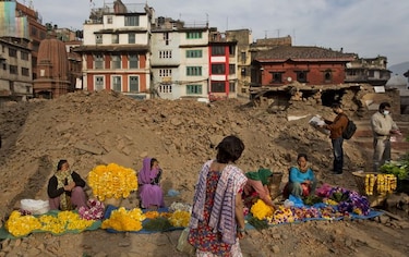 Los muertos por el terremoto de Nepal superan los 7 mil 500 y los heridos 14 mil 400