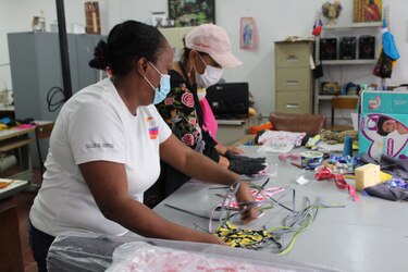 Privadas de libertad confeccionan mascarillas para suplir centros penitenciarios