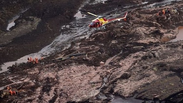 Bomberos retoman búsquedas en lugar de la tragedia minera en Brasil