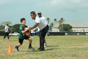 Michael Vick lidera a grupo de jugadores de la NFL que brindan clínicas en Panamá