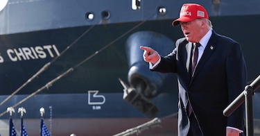 Las millonarias apuestas de inversores en petróleo antes del anuncio de Trump