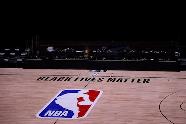Jugadores de NBA acuerdan terminar boicot por racismo y reanudar los ’playoffs’