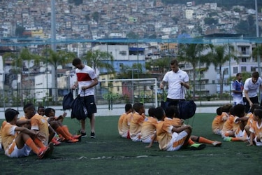 Selección inglesa visita favela, la otra cara de Río de Janeiro