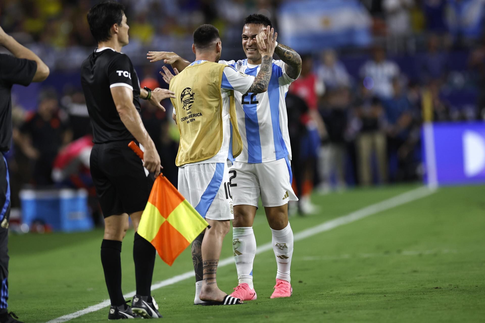 Lionel Messi de Argentina saluda a su compañero Lautaro Martínez, en la final de la Copa América 2024. EFE