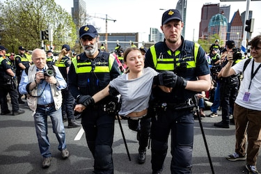 La Policía arresta a Greta Thunberg durante una protesta en una carretera de Países Bajos