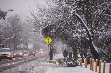 Santiago se tiñe de blanco por nevada que deja un muerto y cortes eléctricos