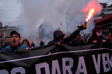 Miles de personas marchan en el centro de Santiago de Chile en memoria a las víctimas de la dictadura