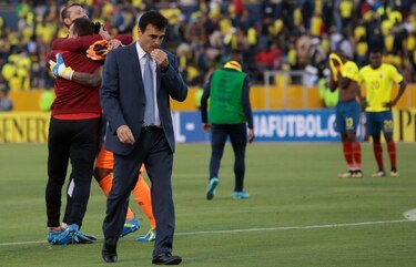 Ecuador aparta al técnico de la selección Gustavo Quinteros