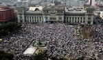Guatemaltecos piden renuncia de presidente y vicepresidenta por escándalo de corrupción