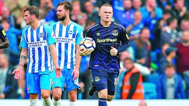 Rooney rescató un empate para el Everton, de penal