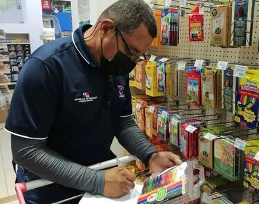 Acodeco advierte sanciones por obligar a padres a comprar libros en las escuelas