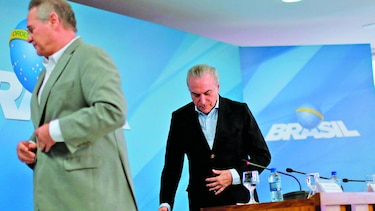 Fiscales amenazan con renunciar