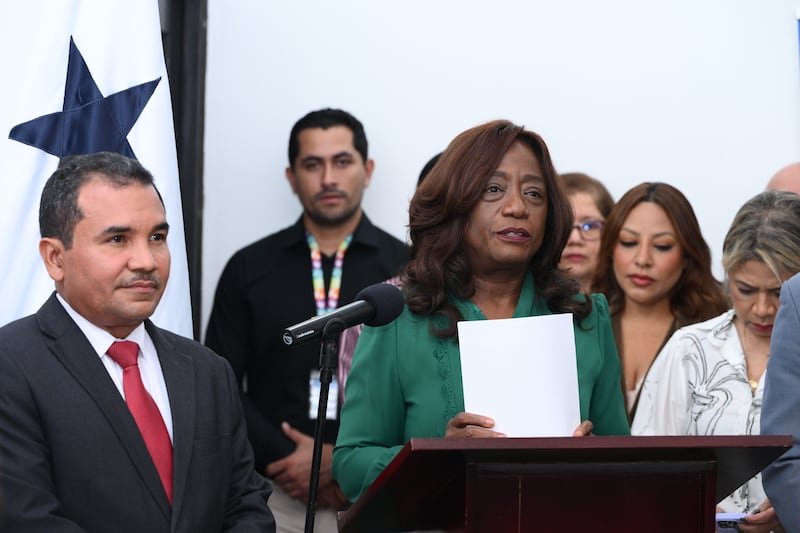 Lucy Molinar renuncia como ministra de Educación tras 25 meses de gestión