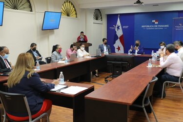 Se evalúa ampliar la capacidad en bares y restaurantes, dice el Minsa