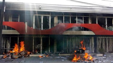 Maestros mexicanos incendian Congreso estatal en protesta por desapariciones