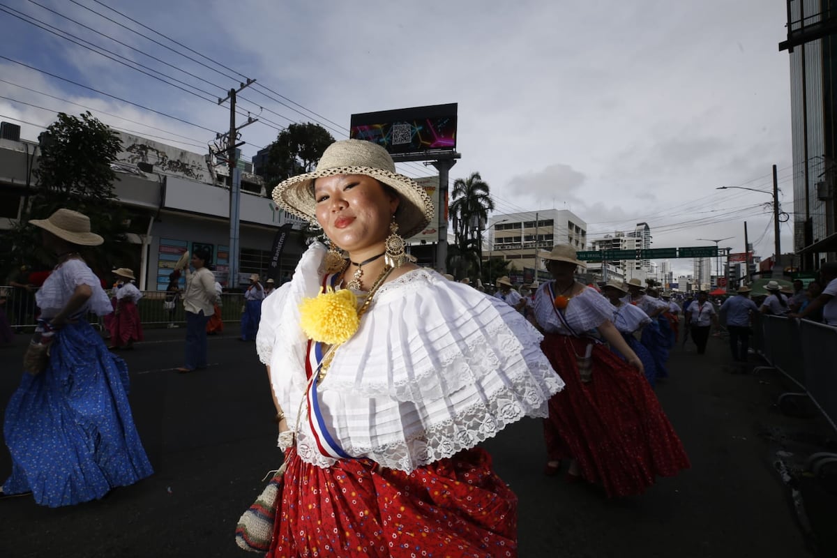 Así transcurren los coloridos desfiles por el día de los Símbolos Patrios