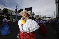 Así transcurren los coloridos desfiles por el día de los Símbolos Patrios