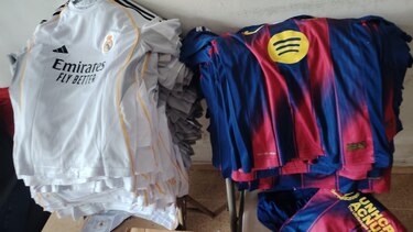 Aduanas retiene en Guabalá cajas  de ropa deportiva del FC Barcelona y el Real Madrid, presuntamente falsificada