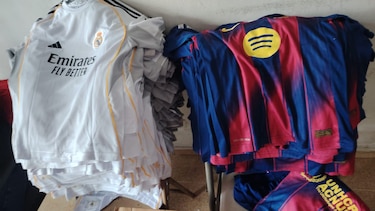 Aduanas retiene en Guabalá cajas de ropa deportiva del FC Barcelona y el Real Madrid, presuntamente falsificada