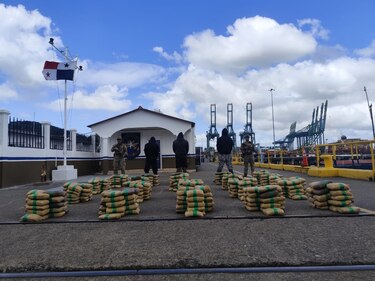 Capturan a tres hombres que transportaban 515 paquetes de droga en una lancha artesanal