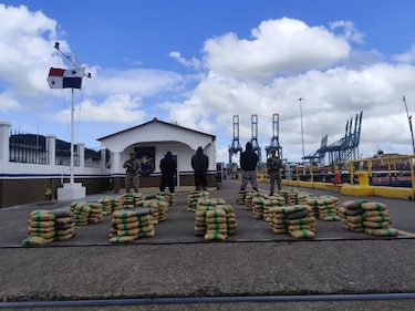 Capturan a tres hombres que transportaban 515 paquetes de droga en una lancha artesanal