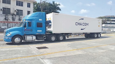 Camiones suplen servicio mientras reparan puente 