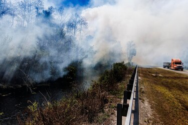 Alerta por humo en Florida mientras sigue sin control incendio forestal en los Everglades