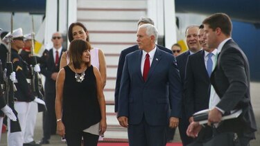Relevan a cuatro miembros del equipo de Mike Pence, por llevar mujeres al hotel