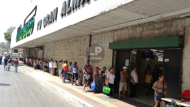 Se registran largas filas para entrar a supermercados por nuevas medidas del Minsa