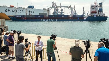 Barco turco con ayuda para Gaza llega a puerto en Israel