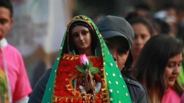 La aparición en 1531 que dio origen a la veneración de la Virgen de Guadalupe y que se celebra este viernes en México