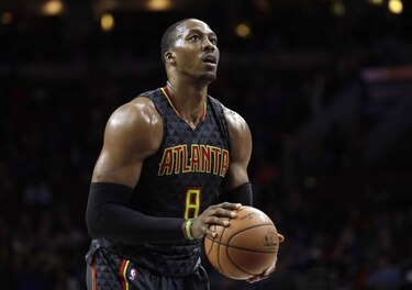 Hornets reciben a Howard; Bulls se quedan con Wade