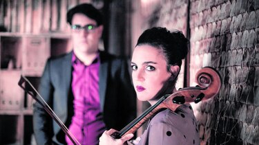 El violoncelo charla con la batería